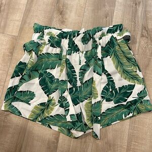 Size large leaf print shorts with pockets